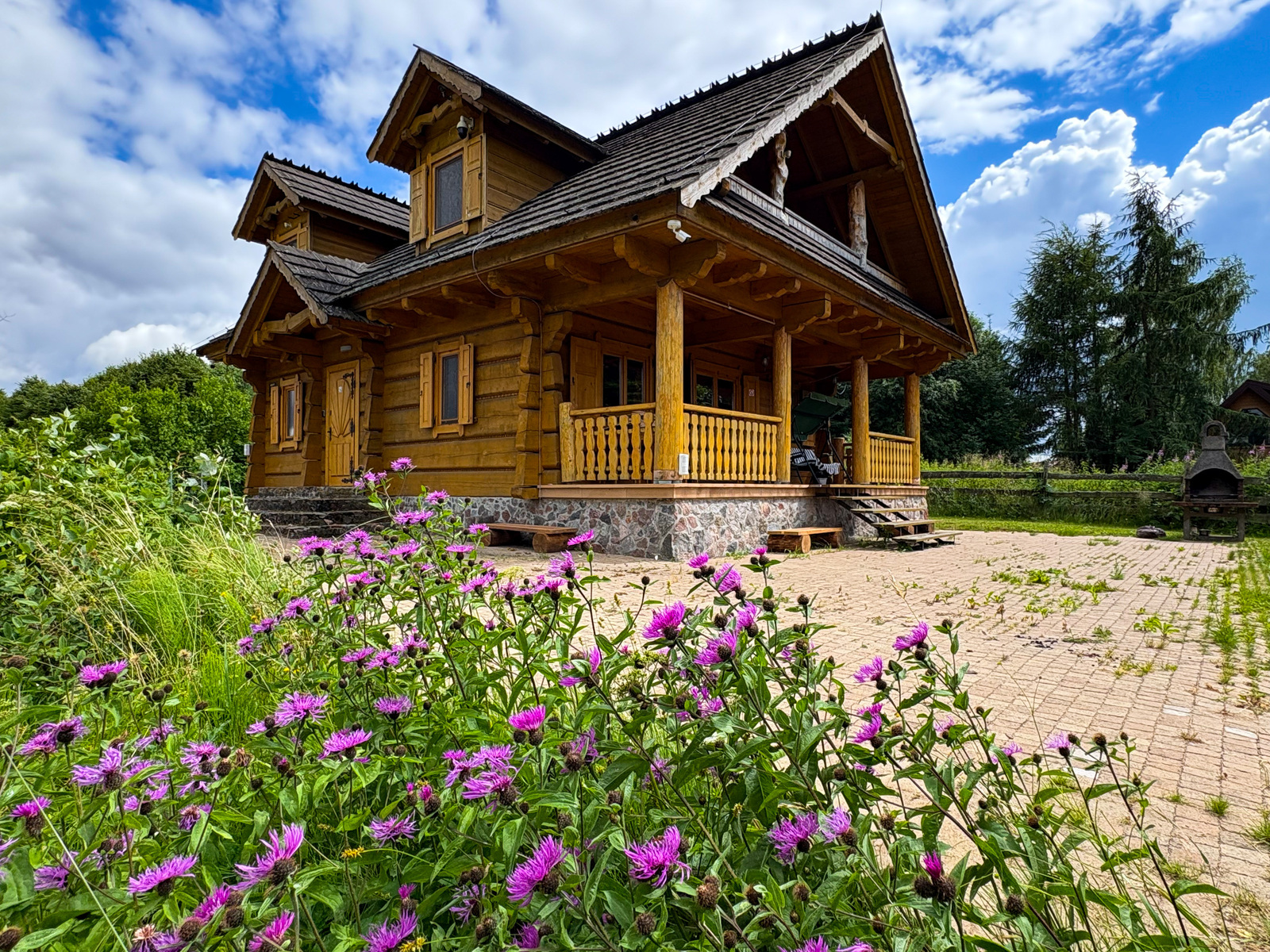 Dom z bala nad Jeziorem Dadaj, widok od strony ogrodu